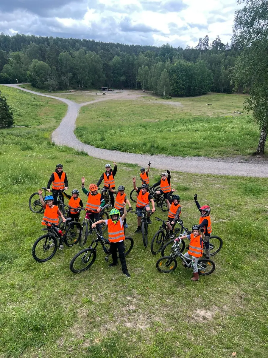 Deltagare och ledare på MTB-lägret samlade i Sunnersta