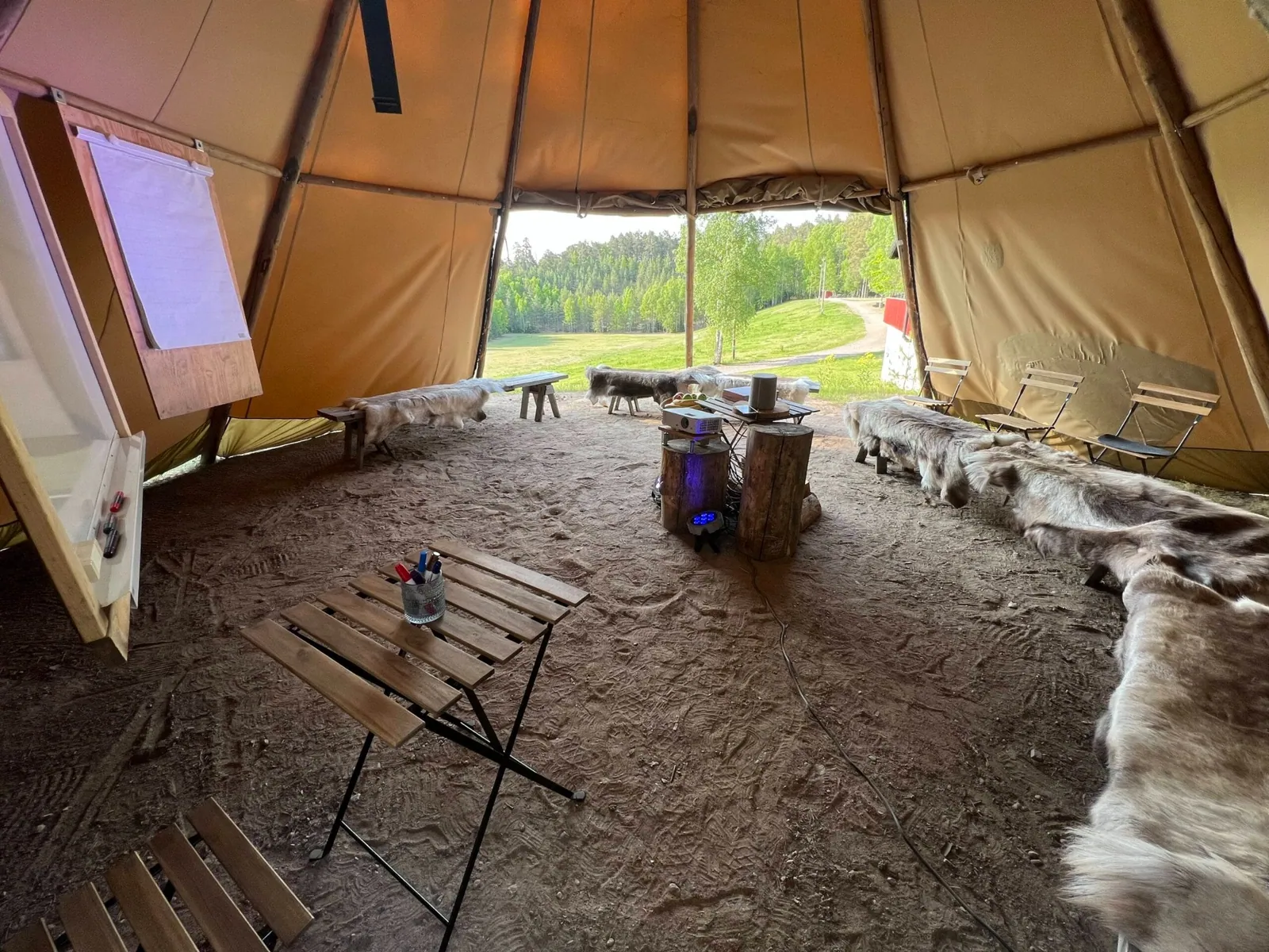 Tältkåta med sittplatser, projektor och blädderblock