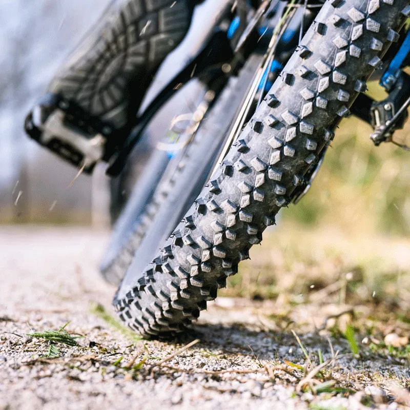 Närbild av mountainbikedäck på en stig