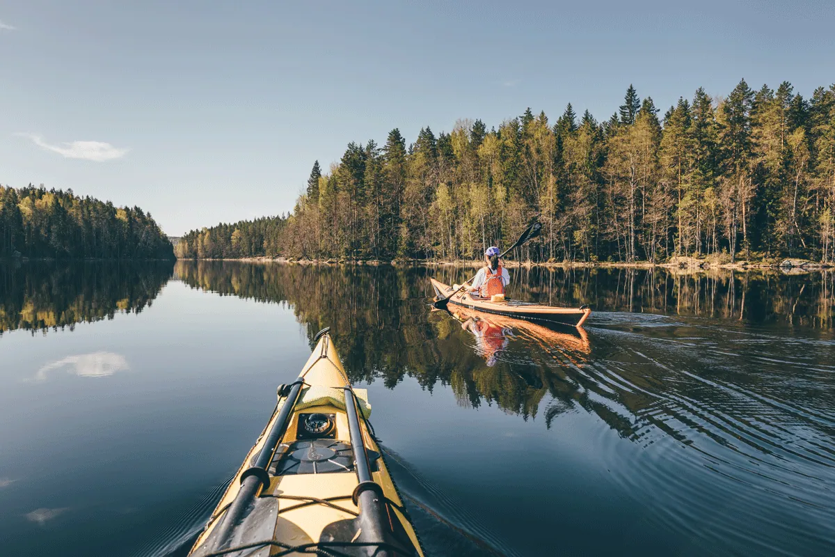Vy från en kajak över en stilla sjö