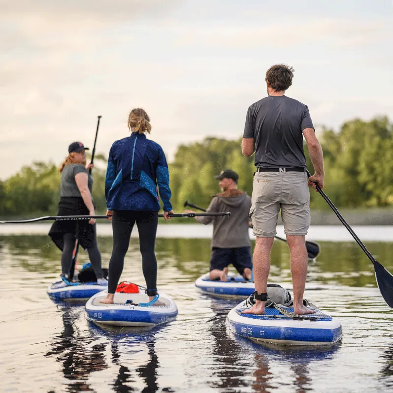 Flera paddlare stående på SUP-brädor